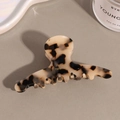 Dettaglio della pinza per capelli in acetato con motivo tartarugato e finitura lucida - Leopardo Beige