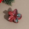 Détail d'une pince à cheveux fleur dégradé rouge et vert avec finition mouchetée - Lys