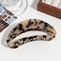Detailaufnahme einer großen Haarklammer mit Schildpattmuster aus Acetat auf Stein - Khaki Leopard