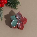 Détail de la pince à cheveux fleur de Noël avec dégradé rouge-vert et motif flocons - Fleur de cerisier