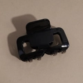Dettaglio di un fermaglio per capelli quadrato nero lucido con design traforato elegante - Nero