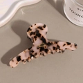 Dettaglio del fermaglio in acetato rosa con logo dorato France Handmade dorato - Leopardo Rosa Scuro