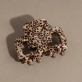 Dettaglio della molletta quadrata in acetato con motivo maculato tartarugato - Stampa leopardata