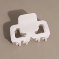 Dettaglio di un fermaglio per capelli quadrato in acetato con finitura liscia - Bianco puro