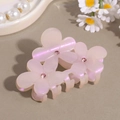 Détail d'une pince à cheveux fleur rose avec finition nacrée et strass brillants - Blanc Violet Irisé