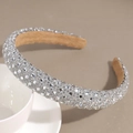 Dettaglio di lusso del cerchietto in cristallo con strass bianchi e morbida fodera interna - Argento