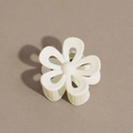 Detalle macro de pinza para el pelo con flor blanca mate y mecanismo de muelle metálico - Flor / Blanco Roto