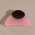 Detalle de la pinza de pelo de acetato rosa con pieza marrón y grabado estilo francés - Rosa