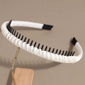 Dettaglio del cerchietto in raso bianco con denti a pettine neri antiscivolo - Bianco