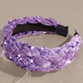 Detalle de diadema trenzada de terciopelo morado con lentejuelas y peine antideslizante - Morado