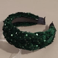Detalle de diadema de terciopelo verde oscuro con lentejuelas e interior antideslizante - Verde