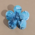 Détail du motif marbre bleu sur la pince à cheveux fleur 3D en acétate poli - Bleu