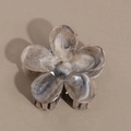 Détail de la pince à cheveux fleur à motif marbré avec texture en acétate gris sur fond brun - Gris foncé