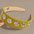 Primer plano de la diadema de terciopelo amarillo mostaza con ojales metálicos plateados - Verde Matcha