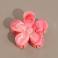 Detaillierte Draufsicht der blumenförmigen Haarklammer mit pink-weißem Marmormuster-Design - Rosa