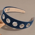 Vue détaillée du serre-tête en velours bleu avec œillets métalliques argentés - Bleu Marine
