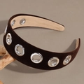 Gros plan du bandeau large en velours avec œillets métalliques et doublure - Marron