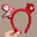 Details des roten Fleece-Haarreifens mit goldener Stickerei und traditioneller Blume - Rotes Pony Blumen Stirnband