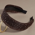 Elegante cerchietto largo in tessuto marrone scuro con borchie luccicanti e antiscivolo - Marrone
