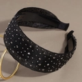 Vista dettagliata del cerchietto in rete nera con strass argentati su supporto dorato - Nero