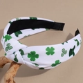 Dettaglio fascia per capelli nodo San Patrizio con quadrifogli verdi su fondo bianco - Cappello Quadrifoglio