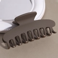 Detalle de la pinza para el pelo en marrón oscuro mate con agarre fuerte en plato cerámico - Marrón