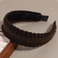 Vista dettagliata della fascia retrò in maglia con trama a treccia marrone scuro opaco - Marrone