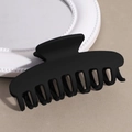 Primer plano de la pinza para el pelo negra mate con diseño curvo elegante - Negro