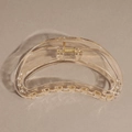 Detalle de pinza para el pelo media luna champán con muelle dorado y textura clara - Beige Transparente