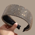 Dettaglio del cerchietto scintillante con strass e fodera in raso nero a fascia larga - Champagne