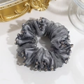Detalle de coletero de organza gris con cuentas azules brillantes y pedrería elegante - Diamantes de Imitación Gris