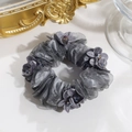 Primer plano de coletero de organza gris con flores de tela 3D y cuentas facetadas - Flor Gris