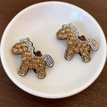 Détail de pinces à cheveux en forme de cheval avec strass champagne sur une assiette - Cheval Champagne