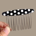 Nahaufnahme eines 14-Zahn-Metall-Haarkamms mit schwarz-weißem Polka-Dot-Acetat-Design - Schwarz Weiß Gepunktet