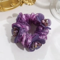 Detalle de coletero de organza morado con estampado de leopardo y perlas centrales - Flor Púrpura