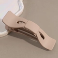 Dettaglio della grande pinza per capelli beige opaco con denti interni e onde - Beige