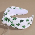 Dettaglio fascia San Patrizio con trifogli di paillettes verdi e nodo superiore bianco - Quadrifoglio Verde