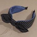Detail van retro polka dot hoofdband met denim voering en fijne stiksels - Zwarte Polkadot