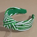 Dettaglio della fascia annodata con paillettes bianche e verdi per San Patrizio - Strisce verdi
