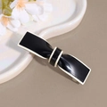 Elegante zwart en crème haarklem met gepolijste harsafwerking en metalen veerclip - Zwart