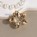 Detalle de la pinza para el cabello dorada brillante con forma de flor tropical - Pequeño / Dorado