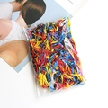 Detail van kleurrijke naadloze elastische haarelastiekjes in transparante tas - Rood (2000 Stuks)