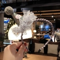 Dettaglio cerchietto per bambini con cappellino di paillettes, fiore di tulle e nastro viola - Grigio