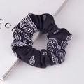 Klassisches Haargummi aus schwarzem Stoff mit Paisleymuster im Vintage-Stil - Bedrucktes Schwarz