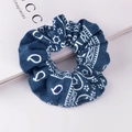 Vintage Haargummi in Marineblau mit Paisley-Muster aus weichem Stoff für Retro-Styling - Bedrucktes Marineblau