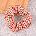 Detail van rood en wit geruite scrunchie stof op een rustiek houten dienblad - Rood Geblokt
