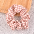 Detail van een roze en witte ruitjes katoenen scrunchie op een houten dienblad - Lichtroze ruit