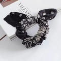 Détail d'un chouchou noir et blanc à motif cachemire avec un nœud élégant en oreilles de lapin - Imprimé Floral Noir