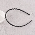 Détail du serre-tête ondulé en plastique noir brillant avec dents antidérapantes de fixation - Petite Forme Ondulée / Noir