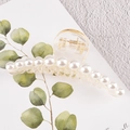 Dettaglio della molletta per capelli in acrilico trasparente con eleganti perle bianche - Pinza Lunga con Perle Sintetiche Grande